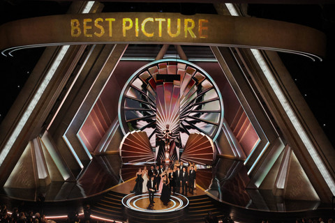 Film Anora meraih penghargaan Film Terbaik pada ajang Academy Awards Tahunan ke-97 di Dolby Theatre, Beverly Hills, California, AS, Minggu (2/3/2025). Foto: Carlos Barria/REUTERS