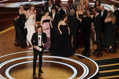 Film Anora meraih penghargaan Film Terbaik pada ajang Academy Awards Tahunan ke-97 di Dolby Theatre, Beverly Hills, California, AS, Minggu (2/3/2025). Foto: Carlos Barria/REUTERS