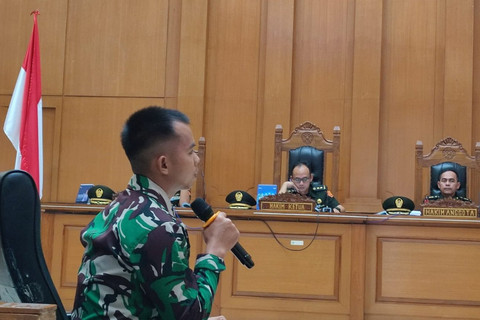 Terdakwa, Kelasi Kepala Bambang Apri Atmojo, saat menyampaikan keterangan terkait penembakan terhadap bos rental di Pengadilan Militer II-08 Jakarta, Senin (3/3/2025). Foto: Rachmadi Rasyad/kumparan