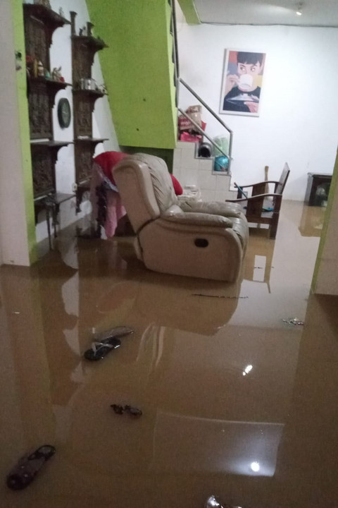 Banjir melanda rumah warga di Jalan Cililitan Kecil III Jakarta Timur, Senin (3/3/2025). Foto: Helmi/Pembaca kumparan
