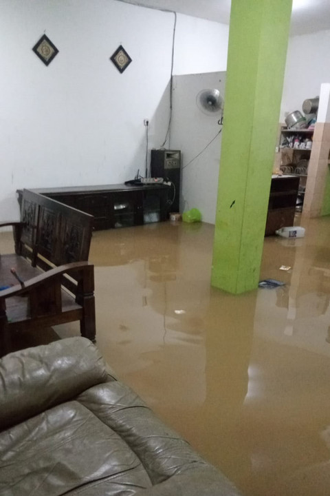 Banjir melanda rumah warga di Jalan Cililitan Kecil III Jakarta Timur, Senin (3/3/2025). Foto: Helmi/Pembaca kumparan