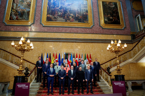 Pemimpin negara Eropa foto bersama usai menghadiri pertemuan puncak para pemimpin Eropa untuk membahas keamanan Eropa dan Ukraina, di Lancaster House di London, Inggris, Minggu (2/3/2025). Foto: Javad Parsa/NTB/via REUTERS
