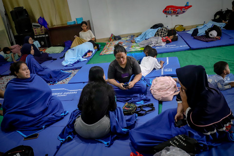 Warga yang terdampak banjir mengungsi di Kantor Kelurahan Bidara Cina, Jakarta Timur, Senin (3/3/2025). Foto: Jamal Ramadhan/kumparan