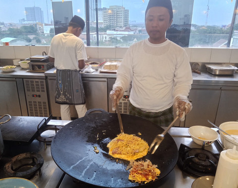 Okonomiyaki, martabak khas Jepang.