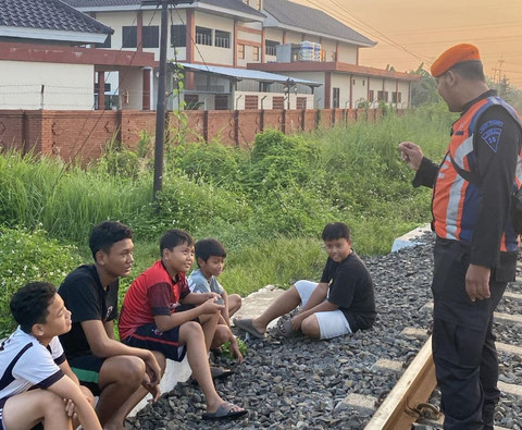 Petugas Polsuska Daop 8 Surabaya mengingatkan kepada masyarakat bahaya beraktivitas di jalur KA. Foto: Humas KAI Daop 8 Surabaya 