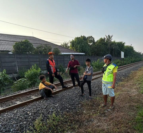 Selain Berbahaya, Ngabuburit di Sekitar Jalur Kereta Api Bisa Didenda Rp 15 Juta