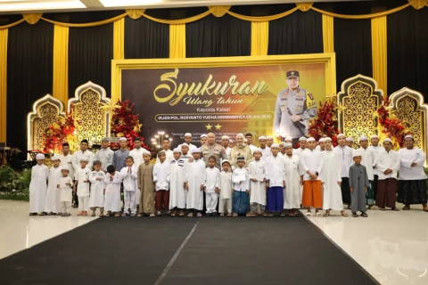 Doa bersama menjelang Ramadan dan pemberian santunan kepada anak yatim sekaligus syukuran Milad Kapolda Kalsel yang ke-55. Foto: Instagram/@humas_poldakalsel_official