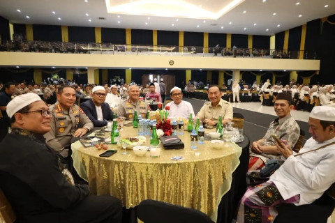 Doa bersama menjelang Ramadan dan pemberian santunan kepada anak yatim sekaligus syukuran Milad Kapolda Kalsel yang ke-55. Foto: Instagram/@humas_poldakalsel_official