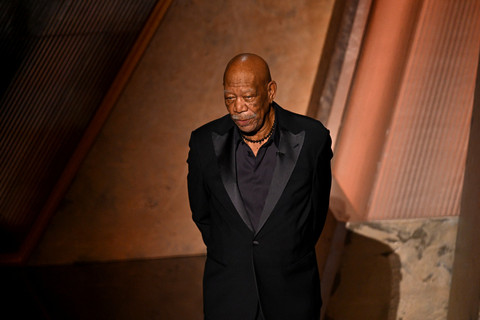 Aktor AS Morgan Freeman tampil pada ajang Academy Awards Tahunan ke-97 di Dolby Theatre, Beverly Hills, California, AS, Minggu (2/3/2025). Foto: Patrick T. Fallon / AFP