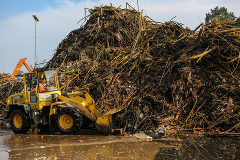 Petugas menggunakan alat berat mendorong sampah agar tidak tidak menutupi jalan di Saringan Sampah TB Simatupang (SSTBS), Jakarta, Senin (3/3/2025). Foto: Asprilla Dwi Adha/ANTARA FOTO