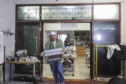 Rico Lubis bersiap menyablon kaos. Foto: Darryl Ramadhan/kumparan