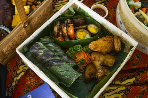 Salah satu menu paket di Novotel Tangerang, dengan pilihan bebek goreng bali sambel embe, dengan nasi bakar tempong. Foto: Darryl Ramadhan/kumparan