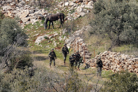 Pasukan tentara Israel berpatroli di desa Kfarshuba di Lebanon selatan (17/2/2025). Foto: Rabih Daher/AFP