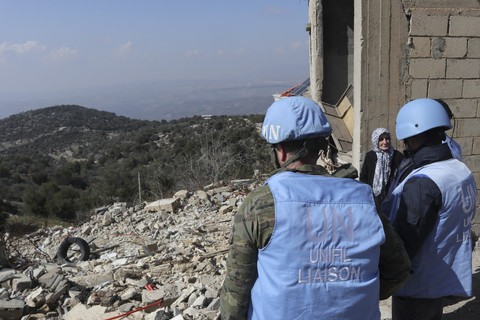 Pasukan UNIFIL memeriksa kerusakan di desa Kfarshuba di Lebanon selatan (17/2/2025). Foto: Rabih Daher/AFP