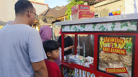 Suasana berburu atau war takjil di Kampung Sunda Bali, Senin (3/3/2025). Foto: Denita BR Matondang/kumparan