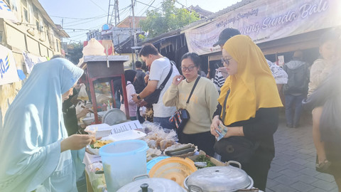 Suasana berburu atau war takjil di Kampung Sunda Bali, Senin (3/3/2025). Foto: Denita BR Matondang/kumparan