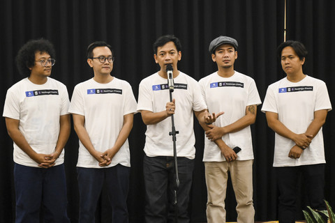 Vokalis grup musik D'Masiv Rian Ekky Pradipta (tengah) menyampaikan sambutan saat peresmian penamaan Halte Petukangan D'Masiv di Petukangan, Jakarta, Senin (3/3/2025). Foto: Sulthony Hasanuddin/ANTARA FOTO 