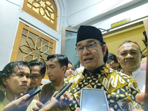 Anies Baswedan usai mengisi ceramah di Masjid Kampus (Maskam) UGM, Senin (3/3/2025). Foto: Arfiansyah Panji Purnandaru/kumparan