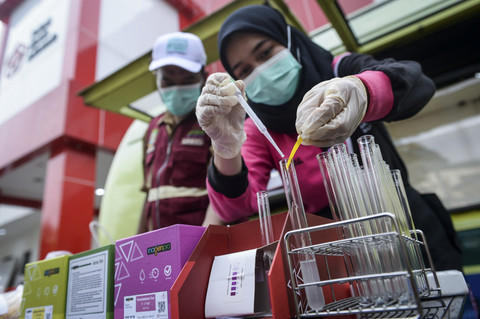 Petugas Dinas Kesehatan melakukan pengujian sampel jajanan takjil di Kota Tangerang, Banten, Senin (3/3/2025). Foto: Putra M. Akbar/ANTARA FOTO 
