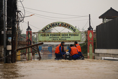Petugas BPBD mengevakuasi warga yang terdampak banjir di Pondok Gede Permai, Jatiasih, Bekasi, Selasa (4/3/2025). Foto: Iqbal Firdaus/kumparan