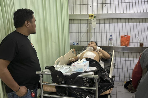 Seorang pria berinisial M warga Kebomas, Gresik, saat diberikan pengobatan sebelum tewas usai ditusuk oleh orang tak dikenal di samping pos lantas Jalan Jakarta, Surabaya Foto: Dok. Istimewa