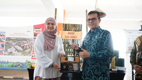 Wakil Menteri Kementerian Komunikasi dan Digital Nezar Patria (kanan) bersama peserta program Pertamina PFpreneur. Foto: Dok. Pertamina