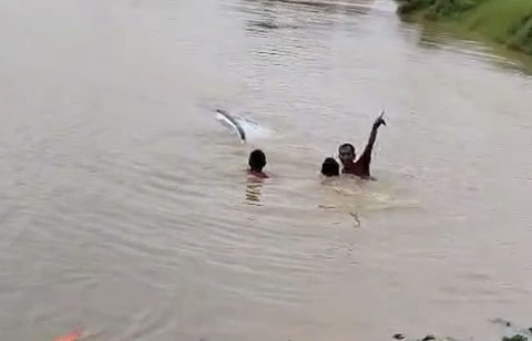 Upaya penyelamatan mobil di sungai Kampung Nawit, Kabupaten Bekasi. Dok: Ist