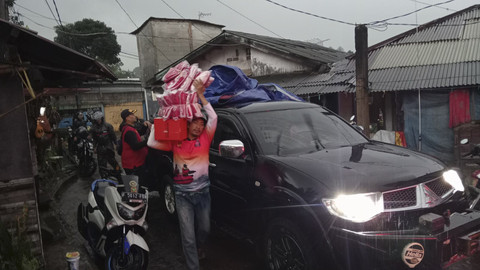 Kemensos menyalurkan bantuan bagi korban banjir di Jakarta, Kabupaten Bogor, dan Kota Bekasi sejak Senin (3/3) dan terus berlangsung hingga hari ini. Foto: Dok. Kemensos