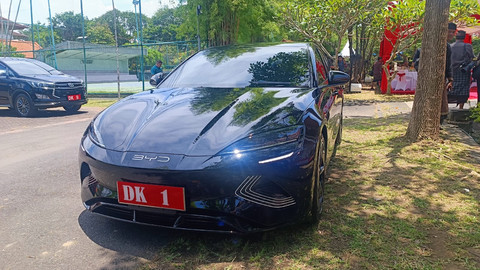 Kendaraan dinas Koster jenis Build Your Dream (BYD) seal seharga Rp 629 juta per unit saat menghadiri Rapat Perdana Paripurna ke-9 di Gedung DPRD Bali, Selasa (4/3). Foto: Denita BR Matondang/kumparan