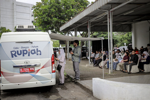 Warga menukarkan uang pecahan baru saat layanan penukaran uang dari mobil kas keliling Bank Indonesia di Masjid Al Azhar, Jakarta, Rabu (4/3/2025). Foto: Jamal Ramadhan/kumparan