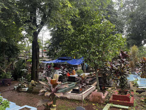 Warga Pejaten Timur ngungsi di Tempat Pemakaman Umum akibat banjir, selasa (4/3/2025). Foto: Rayyan Farhansyah/kumparan