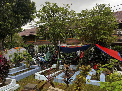 Warga Pejaten Timur ngungsi di Tempat Pemakaman Umum akibat banjir, selasa (4/3/2025). Foto: Rayyan Farhansyah/kumparan