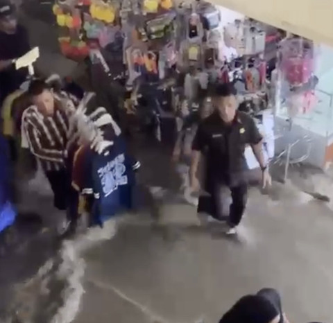 Pedagang berupaya mengevakuasi dagangannya ke lantai 2 Mega Bekasi Hypermall, Selasa (4/3/2025). Dok: Ist