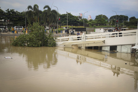 Suasana saat banjir di Mega Mall Bekasi, Selasa (4/3/2025). Foto: Iqbal Firdaus/kumparan