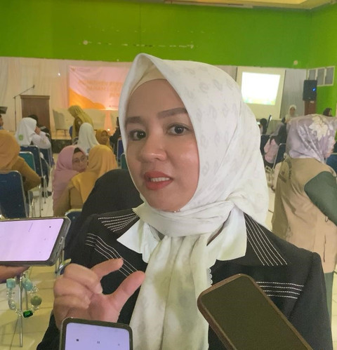 Wakil Ketua DPRD Kota Pontianak, Bebby Nailufa saat diwawancarai awak media di Gedung Guru Pontianak pada Selasa, 4 Maret 2025. Foto: Alycia Tracy Nabila/Hi!Pontianak