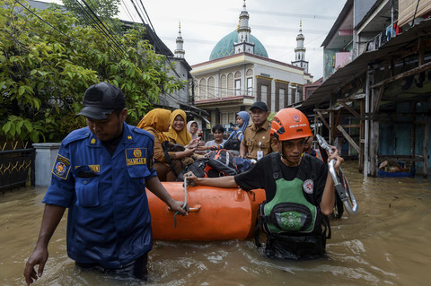 Petugas gabungan mengevakuasi warga terdampak banjir di Petir, Kota Tangerang, Banten, Selasa (4/3/2025). Foto: Putra M. Akbar/ANTARA FOTO 