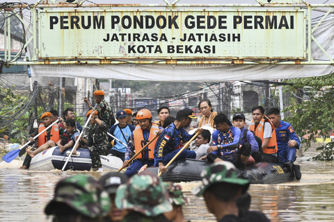 Petugas gabungan dari TNI, Polri dan BNPB mengevakuasi warga korban banjir dengan perahu karet di perumahan Pondok Gede Permai, Bekasi, Jawa Barat, Selasa (4/3/2025). Foto: Fakhri Hermansyah/ANTARA FOTO