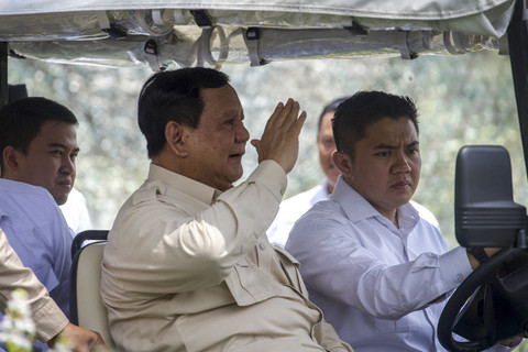 Presiden Prabowo Subianto menaiki mobil buggy bersama Sekertaris Kabinet Teddy Indra Wijaya saat Retreat Kepala Daerah di Akademi Militer, Magelang, Jawa Tengah, Jumat (28/2/2025). Foto: Aditya Aji/AFP