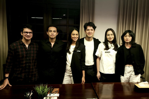 Endy Arfian, Omara Esteglhal, Hana Malasan, Morgan Oey, Satine Zaneta, Shindy Huang, dalam dalam Roundtable Interview film Pengepungan Di Bukit Duri, kantor Come and See Pictures, Cipete, Jakarta Selatan, Selasa (4/3/2025).  Foto: Giovanni/kumparan