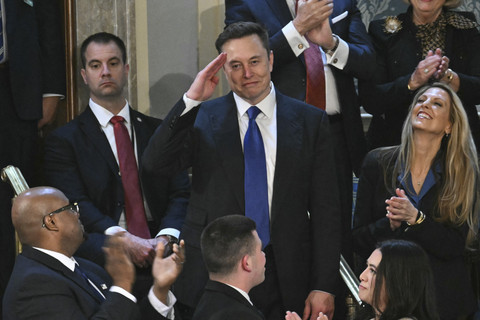 CEO Tesla Elon Musk memberikan salam hormat saat Presiden Amerika Serikat Donald Trump menyampaikan pidato dalam kongres di Washington DC, Amerika Serikat, Selasa (4/3/2025). Foto: Win McNamee / Pool / AFP