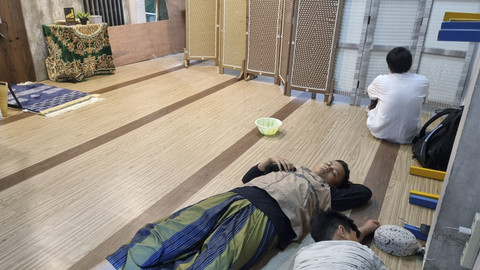 Suasana Masjid Pemuda Konsulat Surabaya.  Foto: Farusma Okta Verdian/kumparan