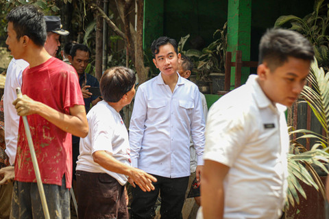 Wakil Presiden RI Gibran Rakabuming Raka meninjau lokasi banjir di perumahan Pondok Gede Permai (PGP), Jatiasih, Bekasi, Jawa Barat, Rabu (5/3/2025). Foto: Iqbal Firdaus/kumparan