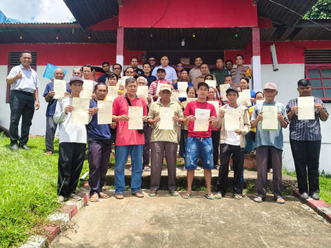 Foto bersama usai penyerahan sertifikat Program Pendaftaran Tanah Sistematis Lengkap (PTSL) kepada Petani Plasma KKPA mitra. Foto: Dok. PTPN XIII