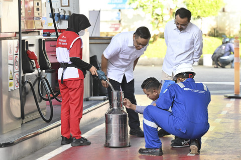 Dirut Pertamina Simon Aloysius Mantiri cek kualitas BBM di SPBU. Foto: Dok. Pertamina