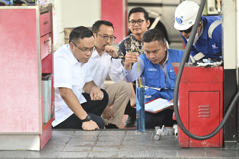Dirut Pertamina Simon Aloysius Mantiri cek kualitas BBM di SPBU. Foto: Dok. Pertamina