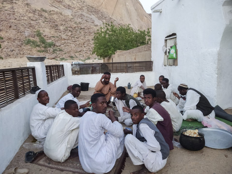 Para pria berkumpul untuk berbuka puasa di makam dan masjid al-Sayyid al-Hasan di kota Kassala, Sudan, pada hari pertama bulan suci Ramadan (1/3/2025). Foto: AFP
