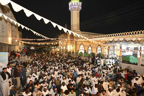 Jemaah Muslim Sudan mendengarkan khotbah di sebuah masjid di Port Sudan saat bulan Ramadan, Senin (3/3/2025). Foto: AFP