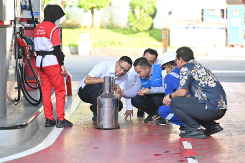 Direktur Utama Pertamina Simon Aloysius Mantiri (kedua dari kiri) bersama Pth Direktur Utama PT Pertamina Patra Niaga Mars Ega Legowo Putra (ketiga dari kiri) saat sidak langsung BBM SPBU di Jakarta, Rabu (5/3/2025). Foto: Dok. Pertamina