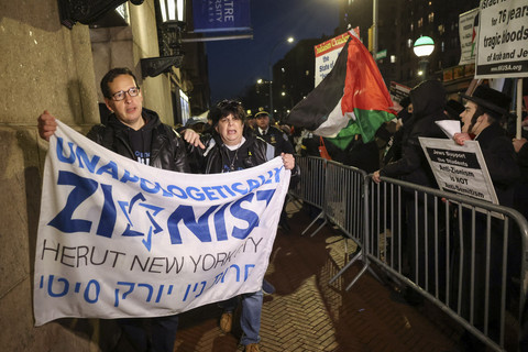 Para pengunjuk rasa tandingan berjalan melewati para demonstran yang berunjuk rasa gerbang Universitas Columbia saat universitas tersebut bersiap menjadi tuan rumah bagi mantan Perdana Menteri Israel Naftali Bennett di New York, Selasa (4/3/2025). Foto: Caitlin Ochs/REUTERS