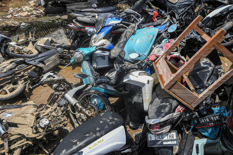 Warga mengamati mobil dan motor yang terdampak banjir luapan Kali Bekasi di Sekolah Permata Sakti di Perumahan Pondok Gede Permai (PGP), Jatirasa, Bekasi, Jawa Barat, Rabu (5/3/2025). Foto: ANTARA FOTO/Fakhri Hermansyah